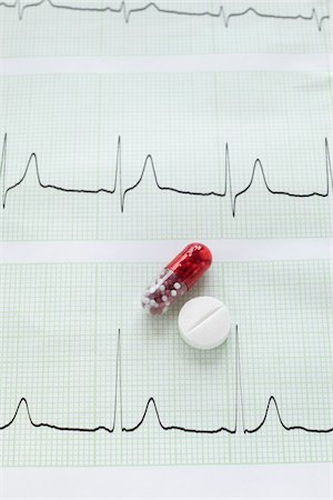 close-up of an electrocardiogram report and pills, medical, healthcare Foto de stock - Con derechos protegidos, Código: 700-06701970