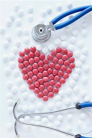 pharmaceutics - close-up of red pills arranged into heart shape with stethoscope Foto de stock - Con derechos protegidos, Código: 700-06714048