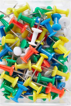 fournitures de bureau - close-up of multi-colored push pins Photographie de stock - Rights-Managed, Code: 700-06714041