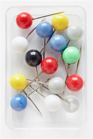 school supplies - close-up of pins with multi-colored heads Foto de stock - Con derechos protegidos, Código: 700-06714042