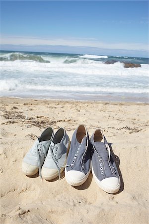 schnürsenkel - Two Pairs of Blue Sneaker Shoes at the Beach Stockbilder - Lizenzpflichtiges, Bildnummer: 700-06714056