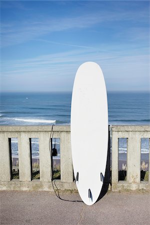 Surfboard Leaning Against Beachfront Railing, Biarritz, Aquitaine, France Foto de stock - Con derechos protegidos, Código: 700-06714062