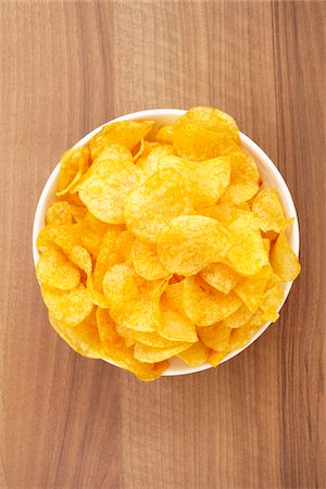 simple (sobre) - still life of potato chips in bowl Photographie de stock - Rights-Managed, Code: 700-06714120