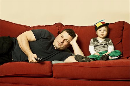 somnoliento - Father and Son watching TV Photographie de stock - Rights-Managed, Code: 700-06758133