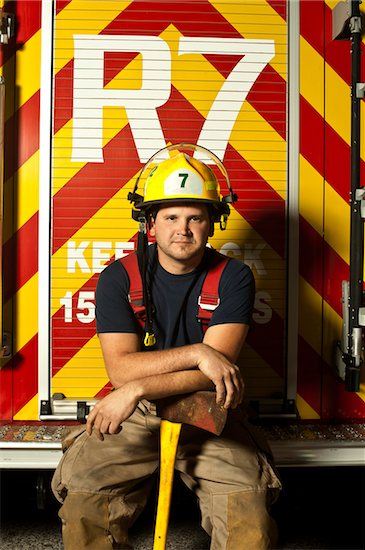 Fire Figher holding Axe and Sitting on back of Fire Truck, Ontario Photographie de stock - Premium Droits Gérés, Artiste: Shelley Smith, Le code de l’image : 700-06758375