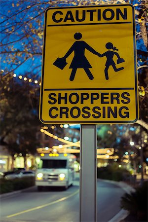 señal de tránsito - Sign near shopping mall reads: Caution Shoppers Crossing, Austin, Texas, USA Foto de stock - Con derechos protegidos, Código: 700-06773201