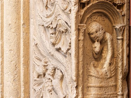 stone carving detail in wall, Modena, Italy Foto de stock - Con derechos protegidos, Código: 700-06773311