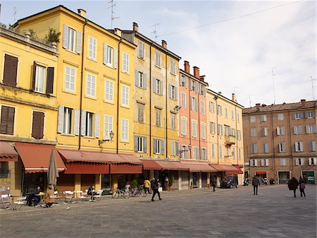 colourful buildings and cafes lining courtyard in Modena Italy Stockbilder - Lizenzpflichtiges, Bildnummer: 700-06773313