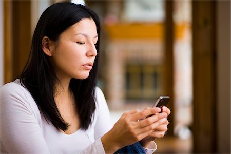 Woman sending a text message on a smart phone. Foto de stock - Direito Controlado, Número: 700-06773485