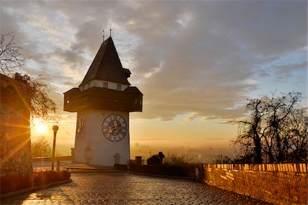 simsearch:700-06892633,k - Uhrturm Clock Tower on Schlossberg Mountain Overlooking City at Early Morning, Graz, Styria, Austria Foto de stock - Con derechos protegidos, Código: 700-06773774