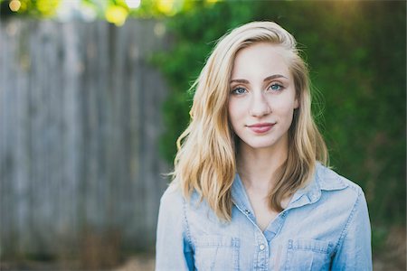 Blonde teenage girl looking at camera. Foto de stock - Con derechos protegidos, Código: 700-06786697