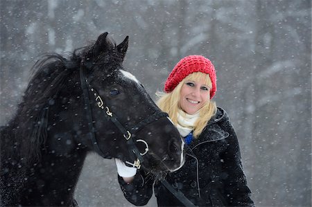 simsearch:700-06900029,k - Young Woman with a black Arab-Haflinger horse standing on a snowy field in winter, Bavaria, Germany Foto de stock - Con derechos protegidos, Código: 700-06786723