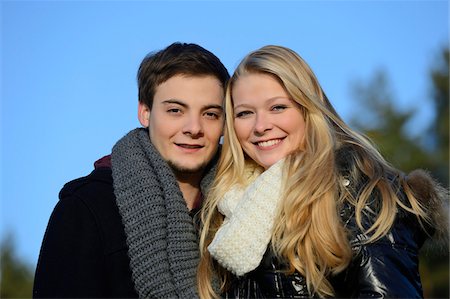 Portrait of Young Couple Wearing Jackets and Scarves Outdoors in Autumn, Bavaria, Germany Stockbilder - Lizenzpflichtiges, Bildnummer: 700-06786733