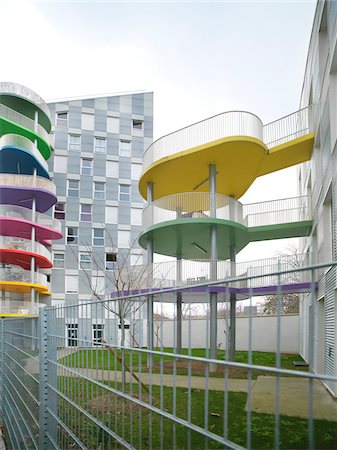 résidentiel - Contemporary Block Apartments with Colorful Patios, Paris, France Photographie de stock - Rights-Managed, Code: 700-06808749