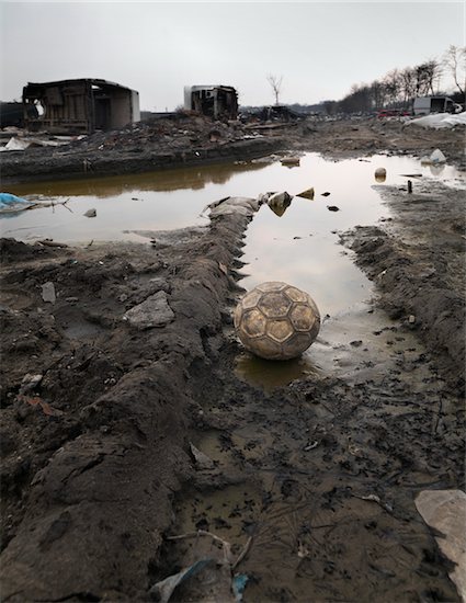 Abandoned ball in burnt out wasteland, Saint Denis, France Photographie de stock - Premium Droits Gérés, Artiste: oliv, Le code de l’image : 700-06808741