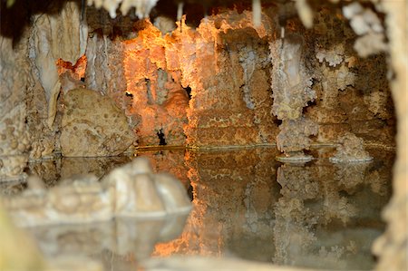Stalactites and Water inside Cave in Velburg, Germany Stockbilder - Lizenzpflichtiges, Bildnummer: 700-06808767