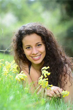 simsearch:700-06841658,k - Young woman lying on a meadow beside cowslips in spring, Germany Stockbilder - Lizenzpflichtiges, Bildnummer: 700-06808845