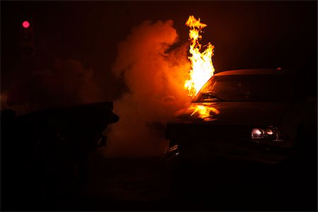 piccolo incidente - Car Wreck on Fire at Night Fotografie stock - Rights-Managed, Codice: 700-06808889