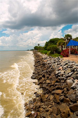 Looking down the waters edge. St Simons Island, Brunswick, Georgia Foto de stock - Con derechos protegidos, Código: 700-06808891