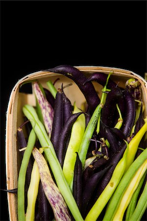 simsearch:700-06809014,k - Close-up of variety of fresh picked peas in basket on black background, Jeffersonville, Georgia, USA Foto de stock - Con derechos protegidos, Código: 700-06809004