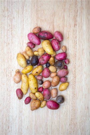 patata - Variety of fresh, local, artisanal potatoes in variety of sizes and colors on wooden background, jeffersonville, georgia Foto de stock - Con derechos protegidos, Código: 700-06809014