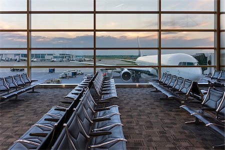 simsearch:700-03228671,k - Airport lounge with view of plane at gate - Detroit Metropolitan Wayne County Airport, Romulus, Michigan, USA Foto de stock - Con derechos protegidos, Código: 700-06803866