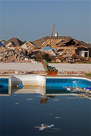 Chair beside Swimming Pool in Neightbourhood Damaged by Tornado, Moore, Oklahoma, USA. Foto de stock - Con derechos protegidos, Código: 700-06847404