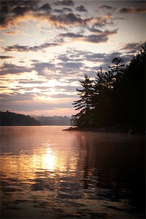 Scenic of Sunrise over Riley Lake in Morning, Muskoka, Northern Ontario, Canada. Foto de stock - Con derechos protegidos, Código: 700-06841596