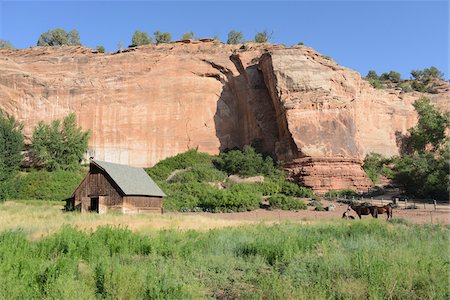 ranch - Barn and Horses at Base of Red Cliff near Escalante, Utah, USA Photographie de stock - Rights-Managed, Code: 700-06894994