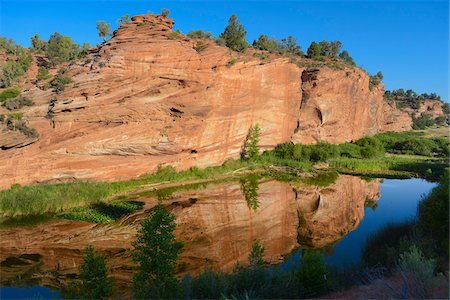 südwest-staaten - River and Red Rock Cliff near Escalante, Utah, USA Stockbilder - Lizenzpflichtiges, Bildnummer: 700-06894995