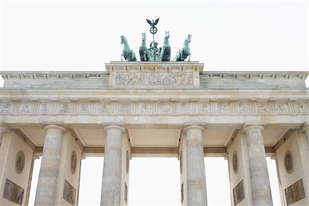 simsearch:400-04387670,k - Low Angle View of Statue on top of Brandenburg Gate (Brandenburger Tor), Berlin, Germany Photographie de stock - Rights-Managed, Code: 700-06899793