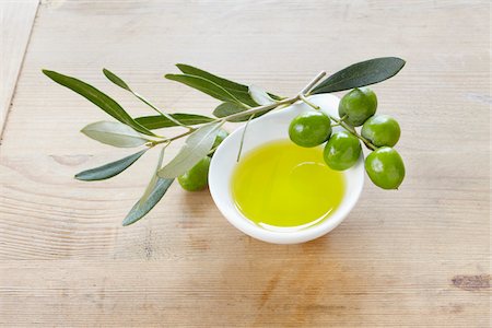 close-up of small bowl with olive oil, olive twig and fresh olives Foto de stock - Con derechos protegidos, Código: 700-06899807