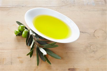 close-up of small bowl with olive oil, olive twig and fresh olives Foto de stock - Con derechos protegidos, Código: 700-06899808