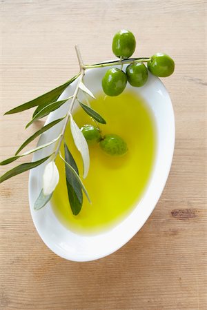 close-up of small bowl with olive oil, olive twig and fresh olives Fotografie stock - Rights-Managed, Codice: 700-06899809