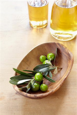 close-up of small wooden bowl with olive twig, fresh olives and bottle of olive oil Photographie de stock - Rights-Managed, Code: 700-06899802