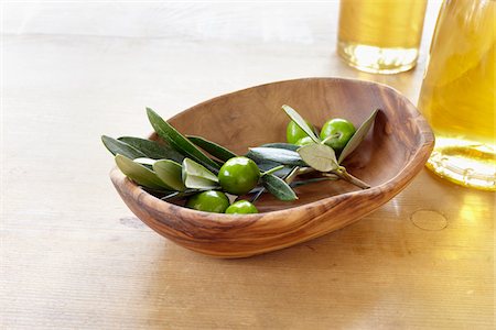 sur la table - close-up of small wooden bowl with olive oil, olive twig and fresh olives Photographie de stock - Rights-Managed, Code: 700-06899803