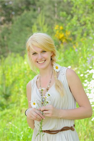 pâquerette - Close-up portrait of a blond woman with oxeye daisy flowers, Germany Photographie de stock - Rights-Managed, Code: 700-06899971