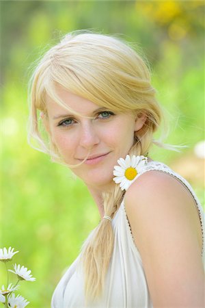 portrait hippies - Portrait of a blond woman with a oxeye daisy flower in her hair, Germany Stock Photo - Rights-Managed, Code: 700-06899972