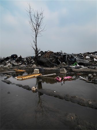 dépôt de ferraille - burnt out wasteland occupied by travellers, Saint denis, France Photographie de stock - Rights-Managed, Code: 700-06892572