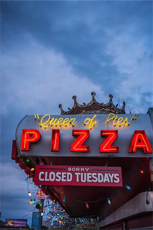Pizza restaurant neon sign, South Congress avenue, Austin, Texas, USA Stockbilder - Lizenzpflichtiges, Bildnummer: 700-06892626
