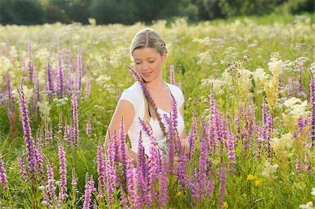 pradera - Close-up of a young woman in a meadow full of flowers in summer, Bavaria, Germany. Foto de stock - Con derechos protegidos, Código: 700-06936126