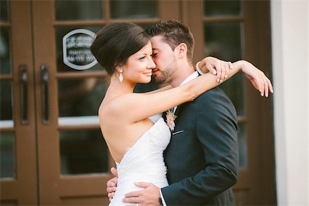 simsearch:700-07199871,k - Close-up of Bride and Groom with arms around each other, standing outdoors Foto de stock - Con derechos protegidos, Código: 700-06939696