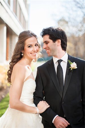 ehe - Close-up of Bride and Groom posing in City Park on Wedding Day, Toronto, Ontario, Canada Stockbilder - Lizenzpflichtiges, Bildnummer: 700-06960995