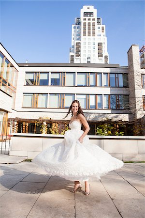 Portrait of Bride twirling in dress outdoors in City Park, Toronto, Ontario, Canada Stockbilder - Lizenzpflichtiges, Bildnummer: 700-06960997