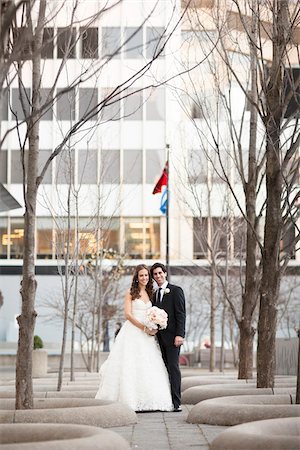 simsearch:700-05786454,k - Bride and Groom posing in City Park on Wedding Day, Toronto, Ontario, Canada Foto de stock - Con derechos protegidos, Código: 700-06960990