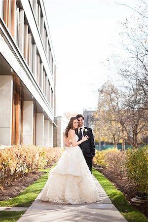 simsearch:700-01235114,k - Bride and Groom posing in City Park on Wedding Day, Toronto, Ontario, Canada Photographie de stock - Rights-Managed, Code: 700-06960993