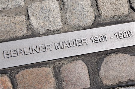 fecha - Close-up of sign on cobblestones showing the dates of the Berlin Wall, Berlin, Germany Foto de stock - Con derechos protegidos, Código: 700-06961815