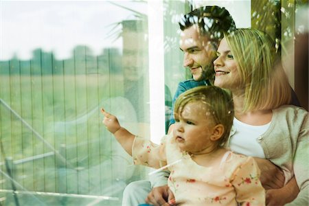 Family Looking out Window at Home, Mannheim, Baden-Wurttemberg, Germany Stockbilder - Lizenzpflichtiges, Bildnummer: 700-06962031