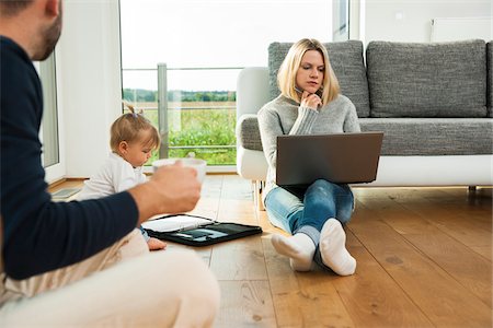 simsearch:600-06752395,k - Family Relaxing in Living Room at Home, Mannheim, Baden-Wurttemberg, Germany Foto de stock - Direito Controlado, Número: 700-06962040