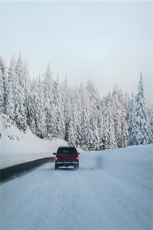 Convoy descending snowy Road down Mount Ashland, Southern Oregon, USA Photographie de stock - Rights-Managed, Code: 700-07067214
